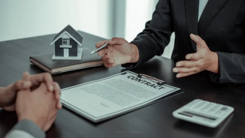Mietmakler helping clients find suitable rental properties and complete the leasing process efficiently